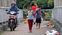 Selain itu, sejumlah warga juga membuang sampah di JPO ini.