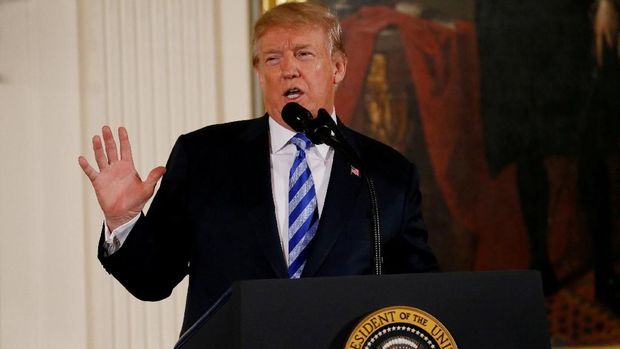  U.S. President Donald Trump talks about banning devices that can be attached to semiautomatic guns to make them automatic, during a Public Safety Medal of Valor Awards Ceremony at the White House in Washington, U.S., February 20, 2018. REUTERS/Leah Millis/File Photo