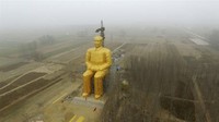 Patung emas Mao Zedong yang baru saja dibangun di Zhushigang, Henan, China, dirobohkan pada Januari 2016. Hal tersebut menyusul protes dan kritik masyarakat. (Foto: Dok. Reuters via Aljazeera)