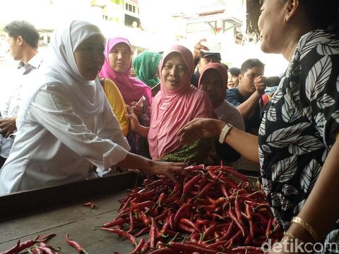 Blusukan di Pasar Tanjung, Khofifah Ingin Ada Agen Perbankan Penyalur KUR