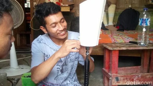 Budi saat memproduksi kaki palsu. 