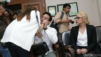 Pada sidang perdana Roby sempat menolak dicium istrinya itu. Pool/Palevi S/detikFoto.