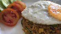 Kali ini ia memasak nasi goreng pete untuk makan siang sang suami dengan topping telur mata sapi. Endeus! Foto: Instagram @kalinaocktarany