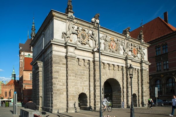 Upland Gate, monumen raksasa di Gdanks yang sudah berdiri sejak tahun 1547. Visit Gdansk menulisnya, tempat yang bagus buat foto di Instagram. Egy Maulana mesti ke sini nih... (Visit Gdansk)