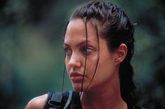 Angelina Jolie tampil dengan riasan khas 2000an awal. Yakni alis tipis yang dibuat melengkung seperti ini. Foto: Warner Bros