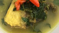 Memasak khusus untuk sang suami Hendrayan, Kalina membuat sup kepala ikan tenggiri dengan kuah asam, gurih dan pedas yang nikmat. Pintar memasak yah Kalina. Foto: Instagram @kalinaocktarany