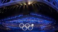 Menurut dokumenter itu, Putin memberitahu reporter Andrey Kondrashov bahwa hal ini berawal saat dia menerima telepon dari otoritas keamanan yang bertanggung jawab atas pelaksanaan Olimpiade Musim Dingin di Sochi pada 7 Februari 2014 lalu. Telepon diterima saat sebelum upacara pembukaan dilakukan. (Foto: Lucy Nicholson/Reuters)