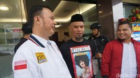 Ahmad Dhani didampingi pengacaranya Ali Lubis dan Hendarsam Marantoko melengkapi proses administrasi dan cek kesehatan di Polres Jaksel
