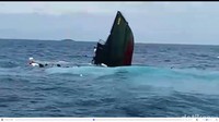 Dua kapal TNI yakni KMC AD-04-15 dan KMC AD-16-05 yang mengangkut personel Kodam Jaya tenggelam di perairan Kepulauan Seribu. Kapal seharga masing-masing Rp 12 miliar itu tenggelam saat mengangkut 115 personel Kodam Jaya yang berangkat dalam rangka bakti sosial. Kapal mengalami mati mesin dan tenggelam dihantam ombak. (Dok. Istimewa)