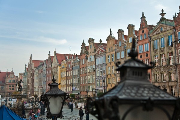 Soal tempat nongkrong, datanglah ke Long Market. Sejak abad ke-13, inilah bisa dibilang sebagai alun-alunnya Gdansk (Visit Gdansk)