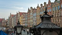 Soal tempat nongkrong, datanglah ke Long Market. Sejak abad ke-13, inilah bisa dibilang sebagai alun-alunnya Gdansk (Visit Gdansk)