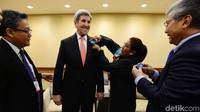 Susi menyematkan pin Our Ocean Confrence kepada John Kerry.