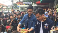 Usai berduel, Gibran dan Kaesang membagikan hasil makanan racikan mereka ke pengunjung yang hadir untuk menentukan buatan siapa yang lebih enak.Foto: detikfood
