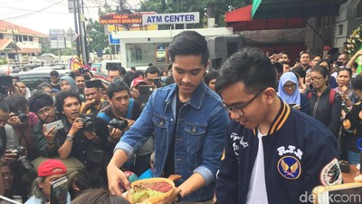 Intip Keseruan Gibran dan Kaesang Perkenalkan Menu Baru Markobar dan Sang Pisang