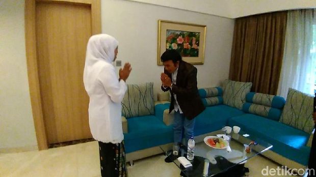 Saat Khofifah dan Emil Bercengkerama dengan Rhoma di Surabaya