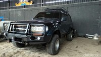 Hauwke menggunakan mobil Land Cruiser VX lansiran 1996 pelat B, alias mobil berpelat Jakarta. Foto: Ruly Kurniawan