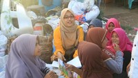 Maulidar Yusuf (27) sudah tujuh tahun menjadi guru les privat bagi anak-anak pemulung. Beragam mata pelajaran baca tulis diajarkannya. Meski mengajar secara suka rela, tapi menjadi sebuah kebanggaan baginya jika anak-anak didiknya menjadi juara di sekolah mereka. 