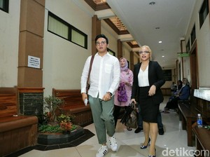 Komunikasi Cinta Ratu-Roby Geisha Hanya Lewat Email?