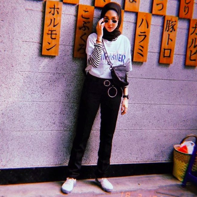 Terakhir, sempurnakan dengan aksesori seperti waist bag atau kaca mata hitam. Tidak usah memakai hijab dengan gaya yang rumit. Pilih warna-warna bold atau netral seperti hitam, merah, putih, dan hijau. Foto: Instagram/strngrrr