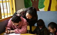 Tak Ada Kata Telat untuk Belajar, Ini Kisah Ibu Masuk TK Bareng Anaknya