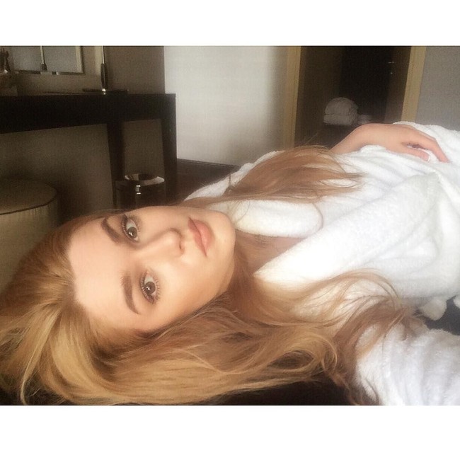 Memiliki rambut pirang panjang dan tampil dengan riasan wajah natural, Alisa juga tampak memesona. (Foto: Instagram/Alisa Manyonok)