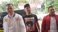 Ahmad Dhani menyebut kasus ujaran kebencian yang disangkakan kepada dirinya sebagai bentuk kriminalisasi. Dhani lantas menyarankan Habib Rizieq tidak perlu pulang ke Indonesia karena bisa bernasib seperti dirinya