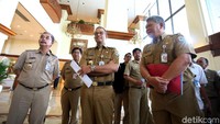 Sidak di Hotel Sari San Pasific diawali dengan meminta data dari pihak hotel terkait dokumen sumur resapan. Anies menemui pihak hotel di lobi.