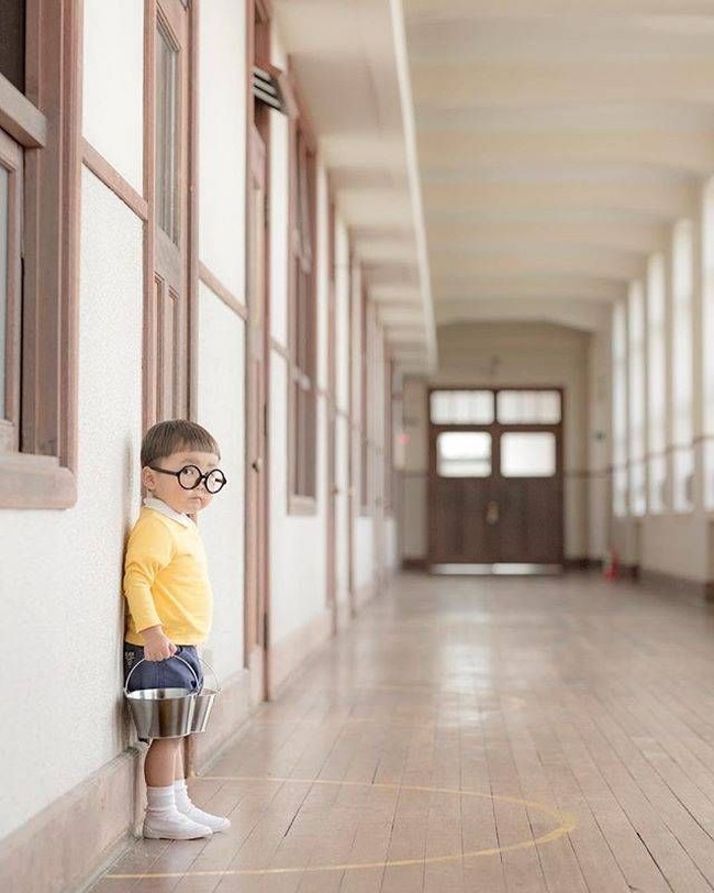 Pose Nobita lagi distrap di koridor sekolah. Tidak ketinggalan pula embernya. (Foto: Instagram/Isigoya)