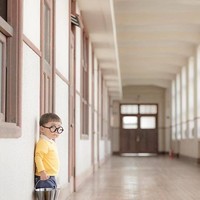 Pose Nobita lagi distrap di koridor sekolah. Tidak ketinggalan pula embernya. (Foto: Instagram/Isigoya)