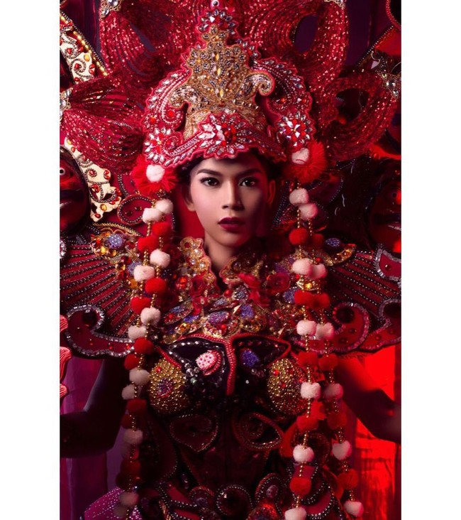 Meski tak jadi juara, namun Dinda Syarif meraih penghargaan sebagai kostum nasional terbaik di Miss International Queen 2018.  Foto: dok. Instagram