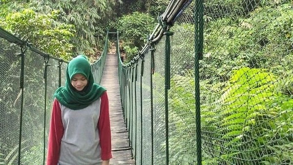 Di kawasan Suaka Elang Loji ini pula ada jembatan gantung yang instagramable. Coba tengok, pasti bikin galeri instagrammu makin cantik jika diisi foto ini (ani_wulandari95/Instagram) vis: Destinasi di Gunung Salak