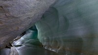 Namun, mitos tersebut dipecahkan oleh seorang penjelajah bernama Anton Posselt di abad ke-19. Dia mengeksplor bagian dalam guanya dan malah ditemukan gua es yang sangat indah (Mork Gletscher/eisriesenwelt.at)
