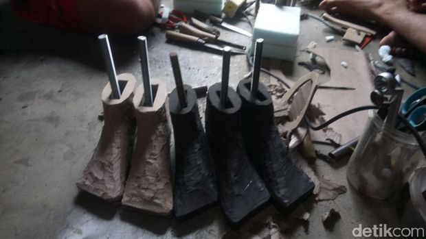Kaki palsu yang diproduksi Budi di Grobogan.