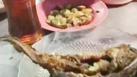 Kala hamil 5 bulan, Fairuz A. Rafiq ngidam makan pecel lele lamongan. Lewat unggahan Instastory sang suami, terlihat mereka memesan lele goreng dan pete buatan warung tenda. Nyamm! Foto: Istimewa