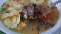 Duh, daging di soto Betawi ini mantap banget. Sday_u menikmatinya di Soto Betawi Haji Halim Pondok Kelap. Harganya Rp 25.000 saja lho! Foto: Instagram