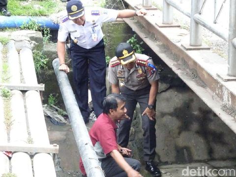 Jembatan di Jalan Kartini ambles/