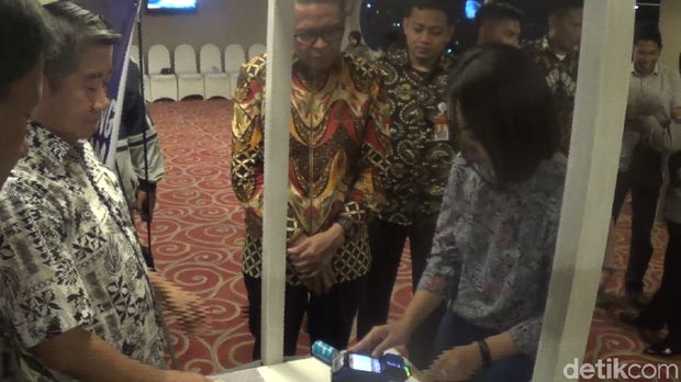 Nurdin Abdullah tampak menyaksikan cara transfer dana untuk dukungan kepadanya