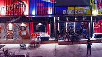 Susunan kontainer bekas ini disulap jadi tempat tampilnya para pemain band. Duh, pasti seru kalau nongkrong sama teman-teman di sini. Foto: siam2nite
