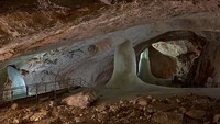Eisriesenwelt sebenarnya merupakan fenomena langka, yakni gua es yang terbentuk di bawah lahar gunung dan batu kapur (Posselthalle/eisriesenwelt.at)