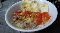Chuju_s mengunggah foto soto Betawi yang enak banget nih! Potongan dagingnya besar dengan tambahan sambal dan acar yang melimpah. Foto: Instagram