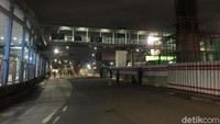 Garis pembatas sekitar 100 meter dipasang di trotoar persis depan pagar gedung BNN dan Direktorat Tindak Pidana Narkoba Bareskrim Polri.