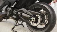 Ada D-Mode tingkat 2 yang memungkinkan pengendara bisa mengganti mode berkendara. Sehingga pengendara bisa menyesuaikan sesuia dengan kondisi jalan. Traction Control System (TCS) dan fitur ABS semakin membuat nyaman pengendara saat berada di kondisi jalan apapun. Foto: Yamaha