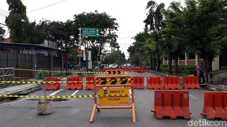 Jembatan Kartini Ditutup Karena Ambles, Arus Lalin Dialihkan Jembatan Kartini Ditutup Karena Ambles, Arus Lalin Dialihkan
