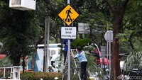 Sebagian petugas mengecat dengan menggunakan tangga.