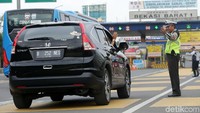 Polisi mengatur lalu lintas di Gerbang Tol Bekasi Barat 1.