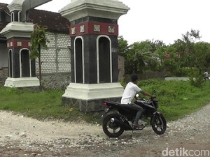 Bikin Bingung, Gapura di Rembang Ini Tak Sesuai Alur Jalan