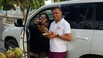 Nggak Pake Gengsi, Lihat 10 Artis Ini Menikmati Makanan Kaki Lima!