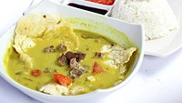 Kongkow Village punya soto Betawi sedap nih. Kafe di Tangerang ini melengkapi soto Betawi-nya dengan irisan tomat segar dan emping renyah. Foto: Instagram