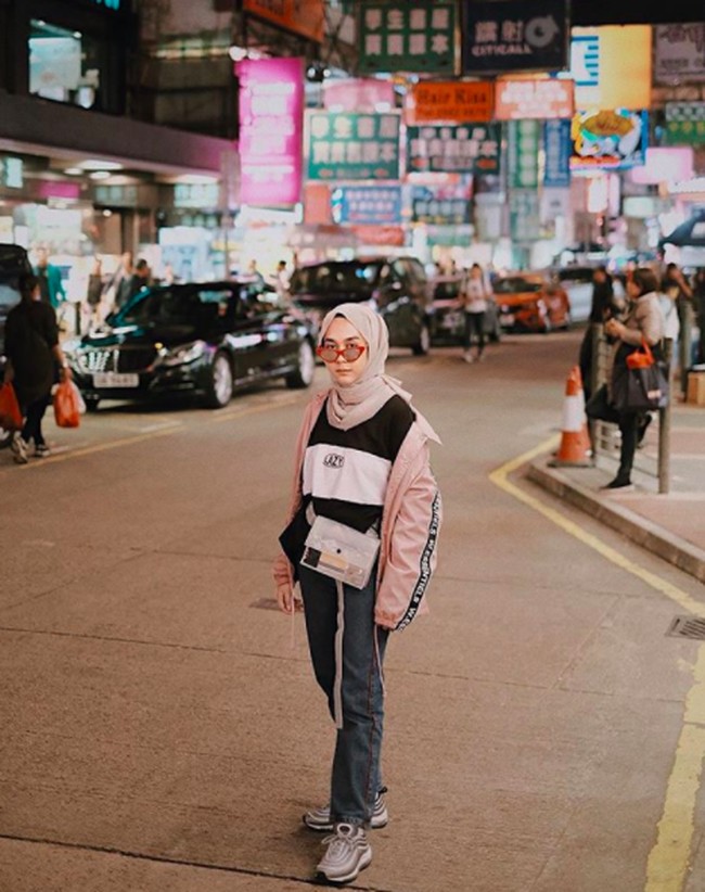 Intan Khasanah sering terlihat memakai oversized jaket lengkap dengan track pants dan sneakers. Ia sering terlihat memakai sepatu Fila, Nike, dan Yeezy lengkap dengan aksesoris Supreme. Foto: Instagram/strngrrr