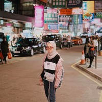 Intan Khasanah sering terlihat memakai oversized jaket lengkap dengan track pants dan sneakers. Ia sering terlihat memakai sepatu Fila, Nike, dan Yeezy lengkap dengan aksesoris Supreme. Foto: Instagram/strngrrr